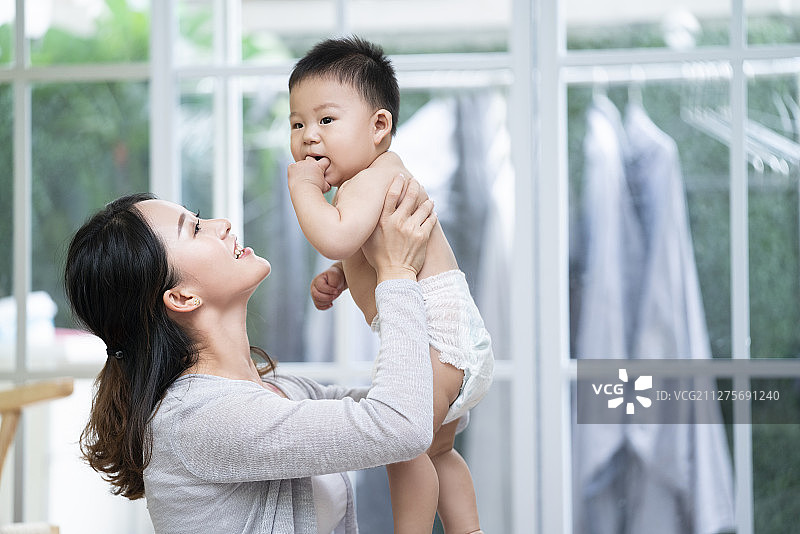 年轻妈妈和宝宝玩耍图片素材