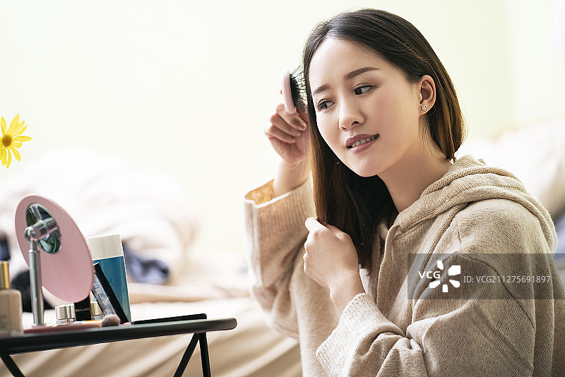 年轻女士在家化妆图片素材