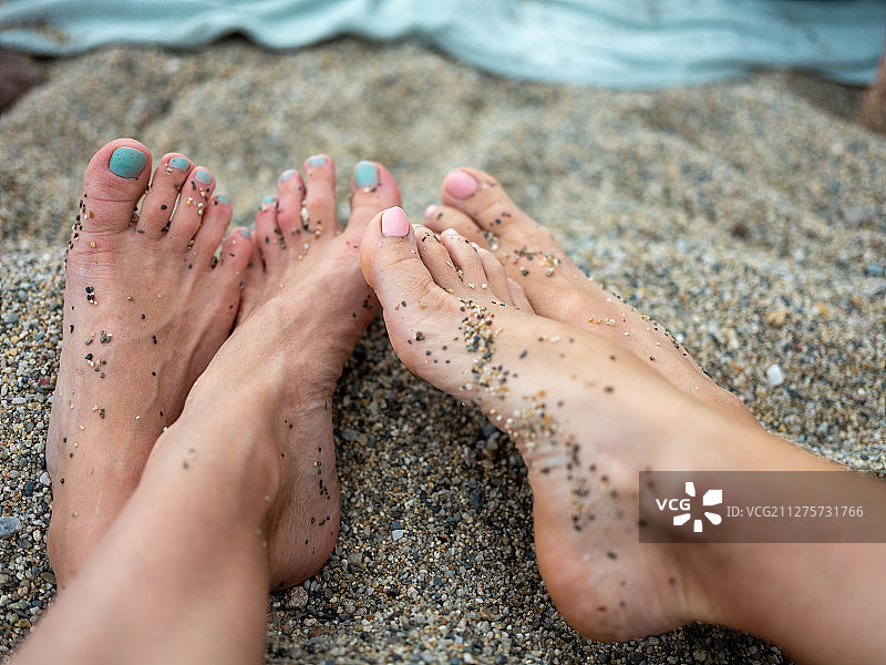 海滩上修剪过的脚和涂有指甲油的脚趾图片素材