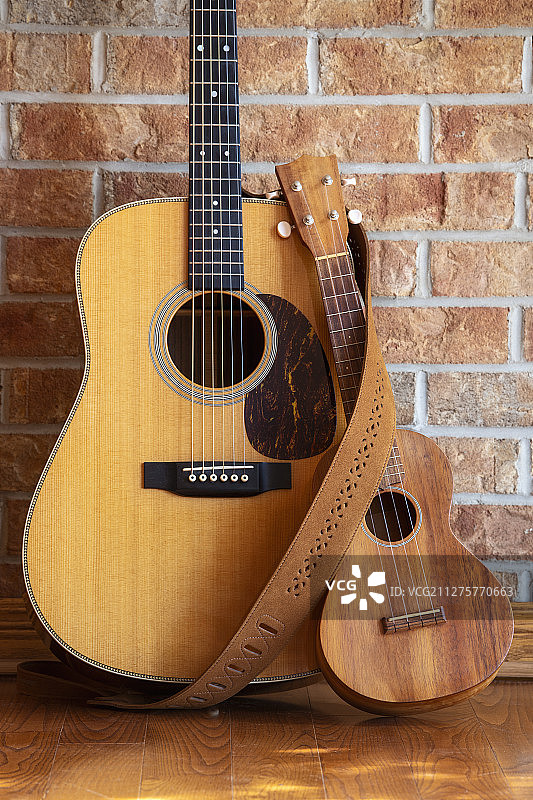 爱与团结：尤克里里琴靠在原声吉他上图片素材