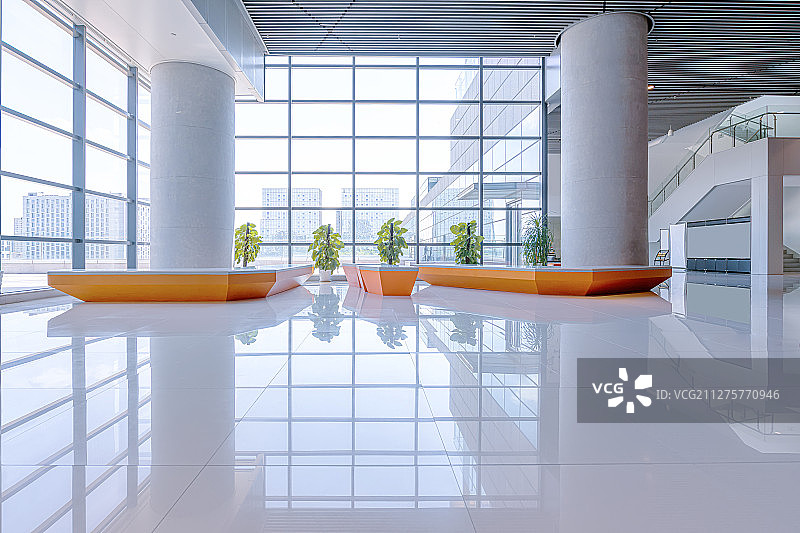现代建筑明亮的落地窗和干净的宽敞砖地室内空间结构图片素材