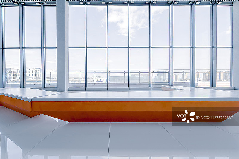 现代商务办公大楼室内巨大的玻璃幕墙平视角图片素材