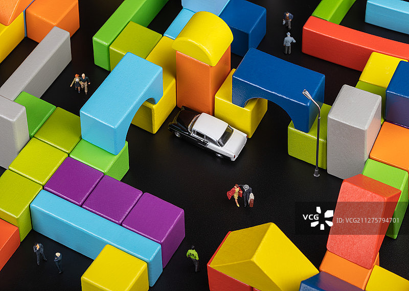 五颜六色的积木城市谍战情侣图片素材