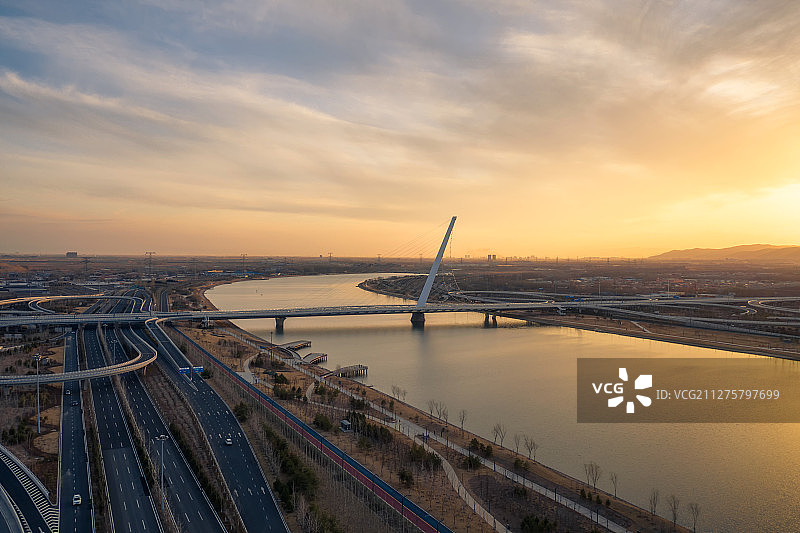 太原迎宾桥日落火烧云图片素材