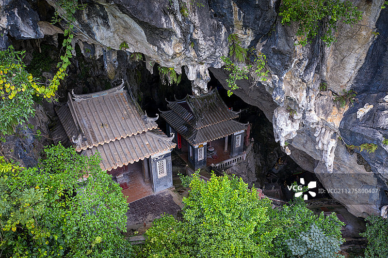岩洞里的庙宇+广东省阳江市阳春市崆峒岩风景区图片素材