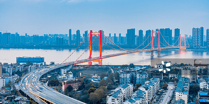 中国湖北武汉鹦鹉洲长江大桥黄昏图片素材