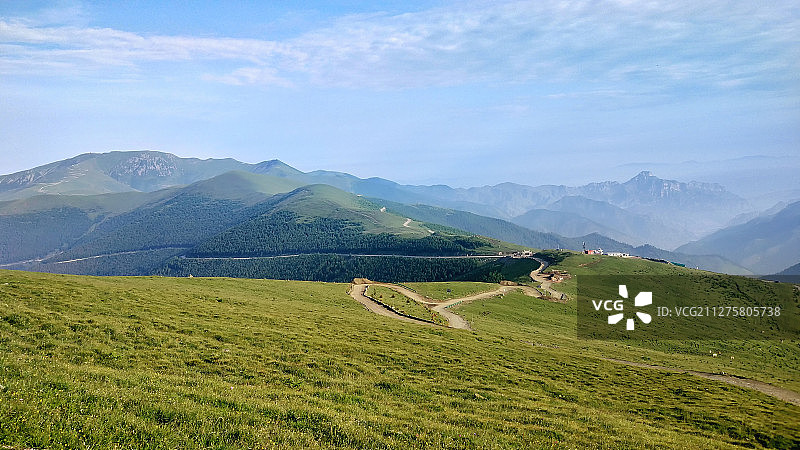 山西省忻州市五台山风景区东台顶山脉晨雾草原风光图片素材