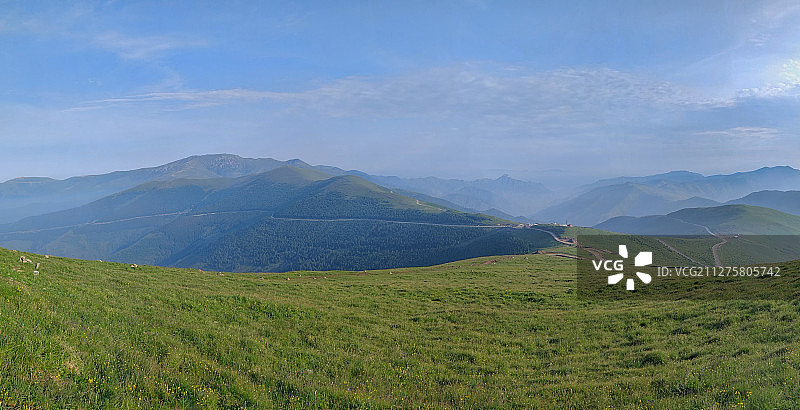 山西省忻州市五台山风景区东台顶山脉晨雾草原风光图片素材