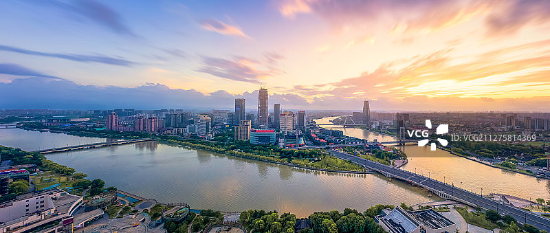 夏天航拍浙江省宁波市三江口老外滩建筑群都市风光图片素材