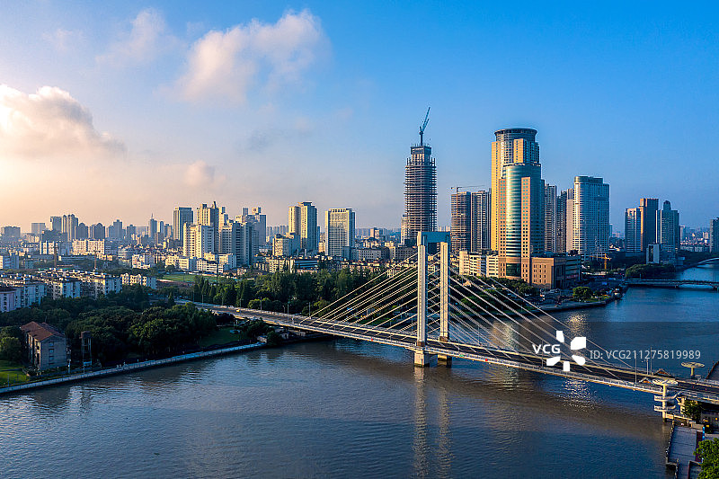 夏天航拍浙江省宁波市三江口老外滩财富中心建筑群都市风光图片素材