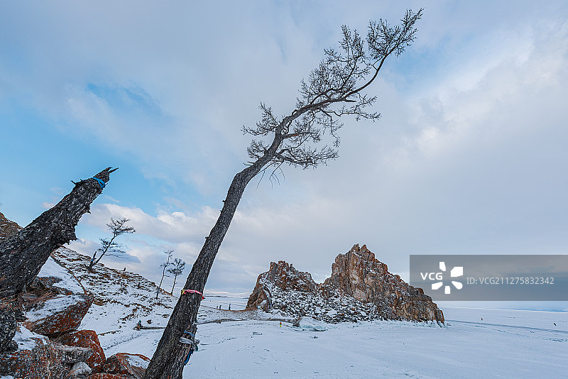 俄罗斯贝加尔湖美丽的冬季自然风景。图片素材