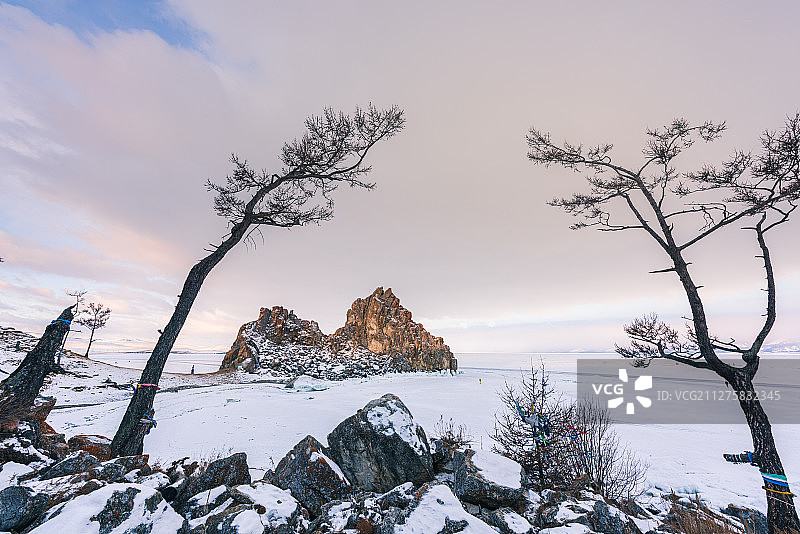 俄罗斯贝加尔湖美丽的冬季自然风景。图片素材