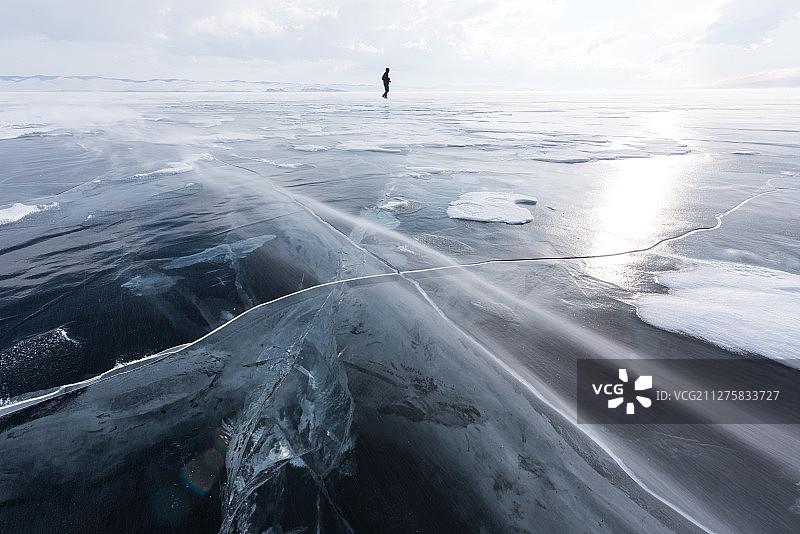 冬季贝加尔湖的蓝冰。图片素材