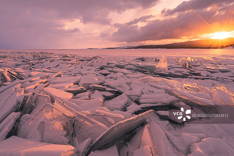 俄罗斯贝加尔湖震撼的日出。图片素材