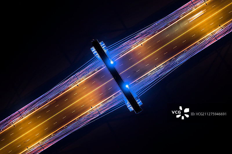 夏天夜晚航拍浙江省宁波市外滩大桥正上方视角图片素材