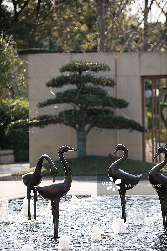 公园内鸟的塑像图片素材