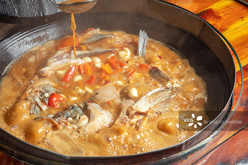 安徽土菜铁锅土灶炖大鱼头图片素材