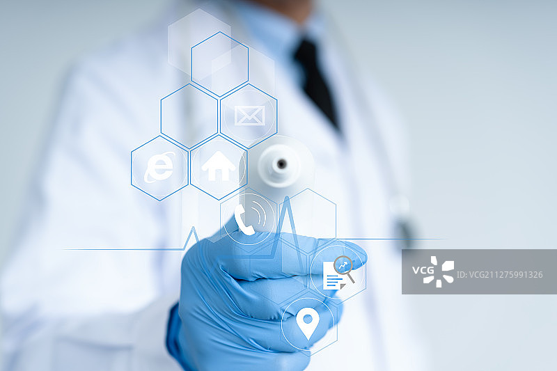 测量体温的医生图片素材