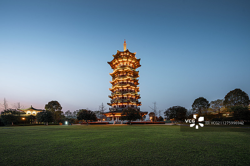湖南长沙洋湖湿地公园白鹭塔城市夜景风光图片素材