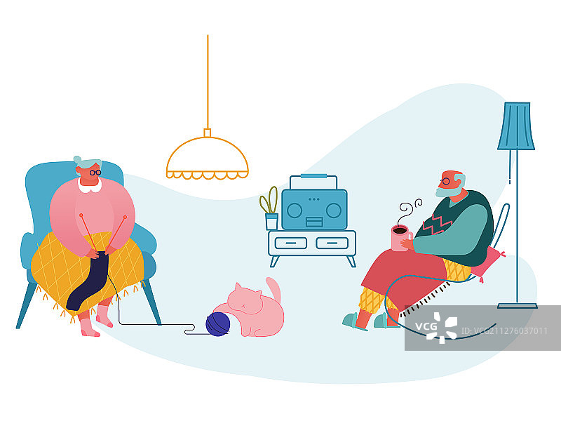 在客厅放松休息的老年夫妇图片素材