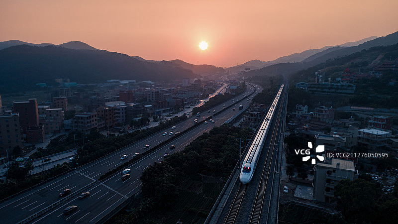 夕阳下的和谐号动车图片素材