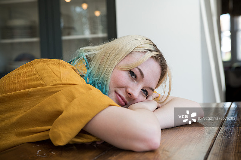 沮丧的少女趴在桌子上图片素材