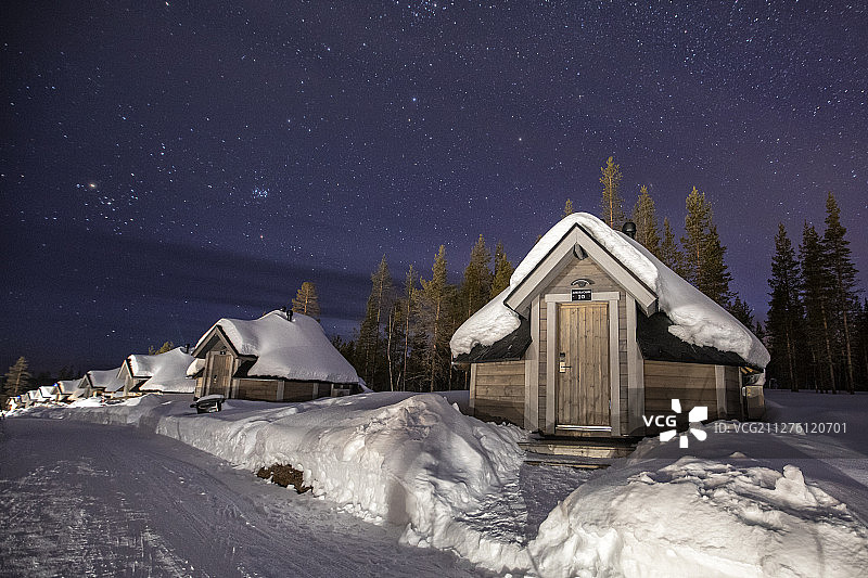 雪在玻璃上的房子在芬兰图片素材