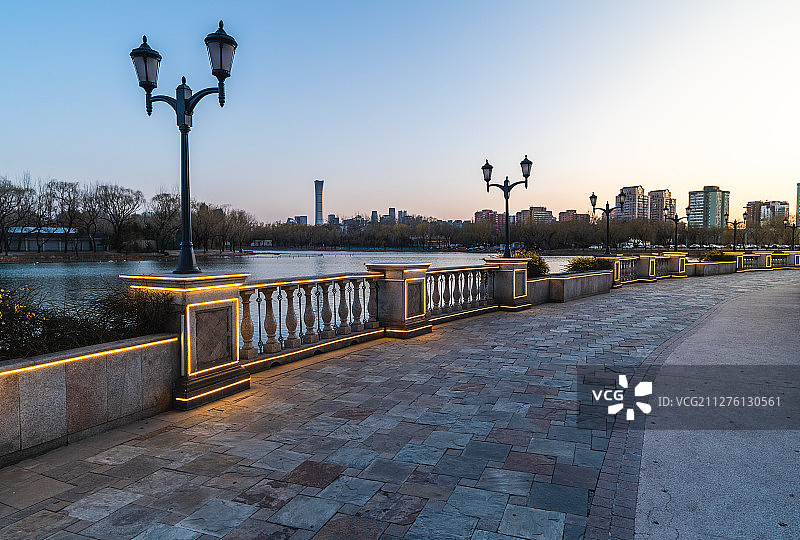 日落下蓝色港湾商业长廊图片素材