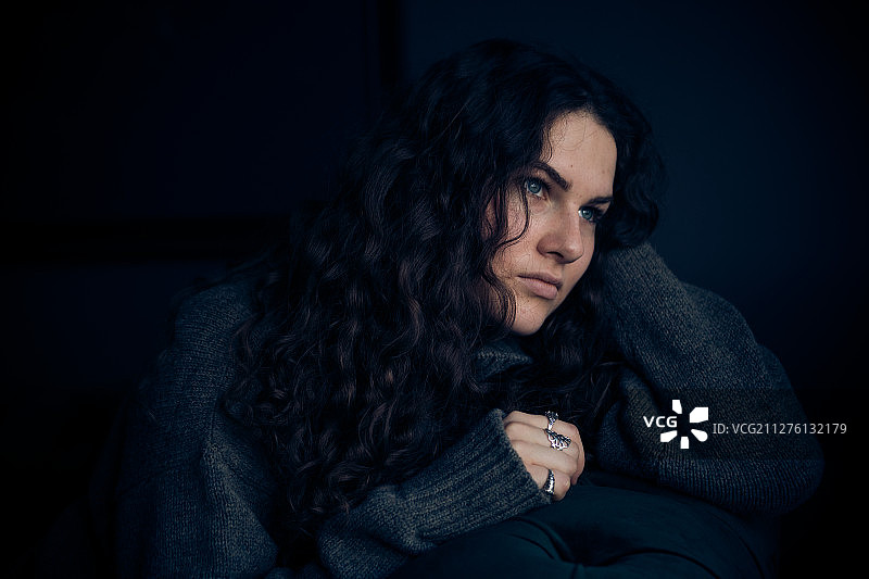 在沙发上做白日梦的少女图片素材