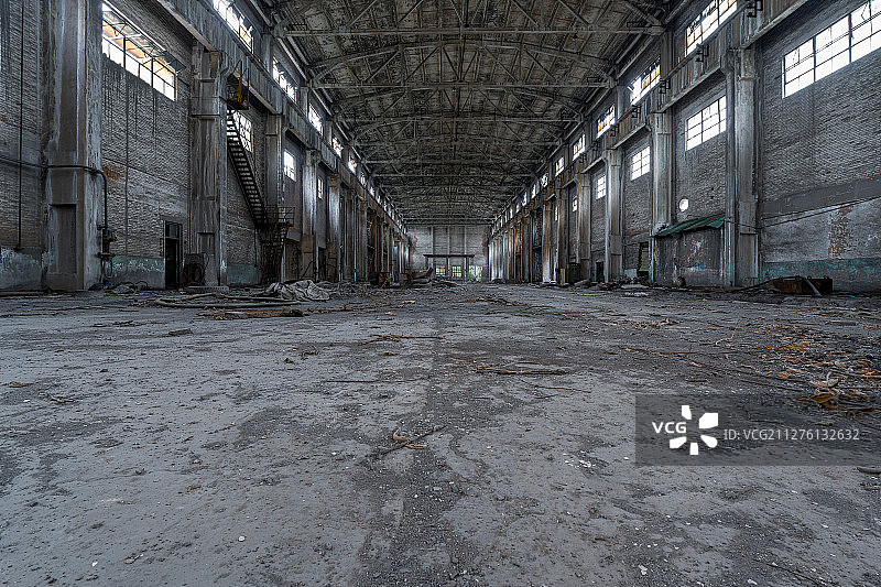 空旷破旧废弃的工业厂房室内景观平视角图片素材