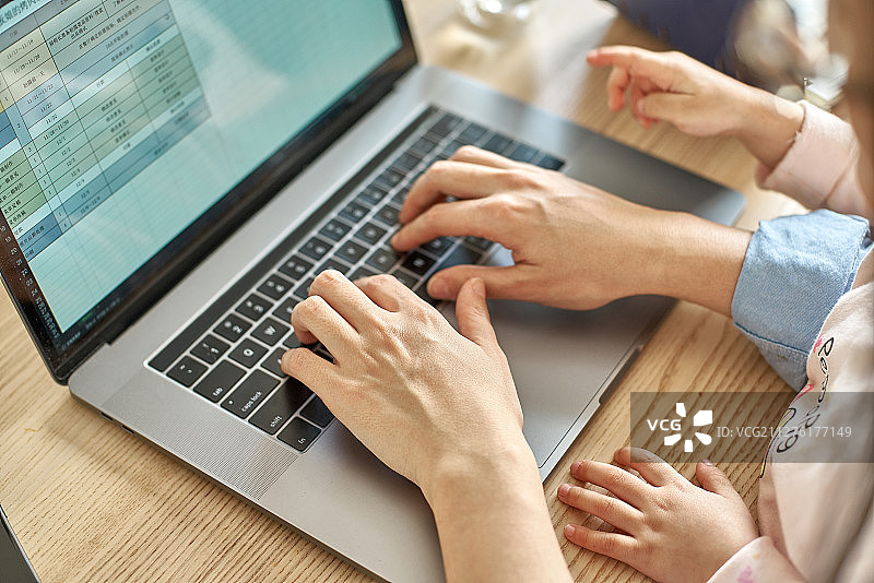 远程在家办公孩子捣乱图片素材