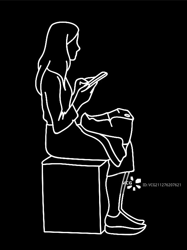 背着背包坐在方块上观看的女人图片素材