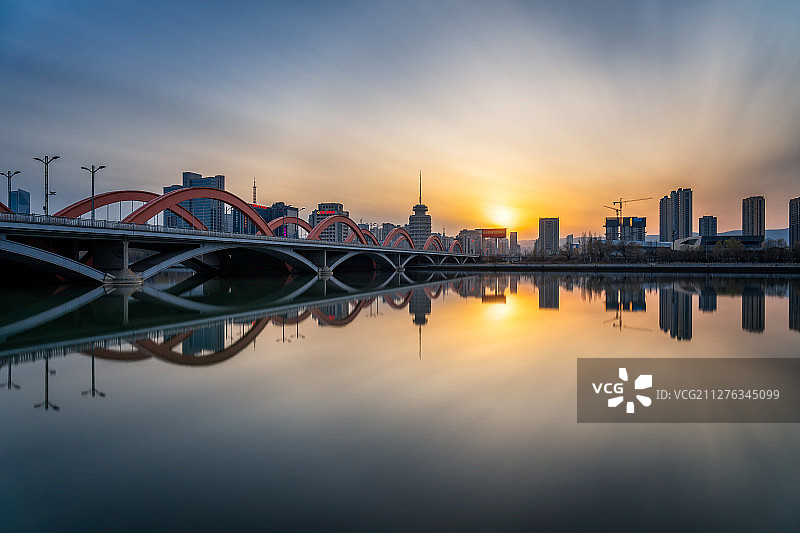 太原市漪汾桥日落多云图片素材