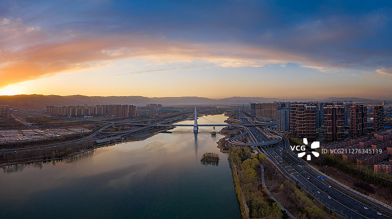太原市摄乐桥日落火烧云图片素材