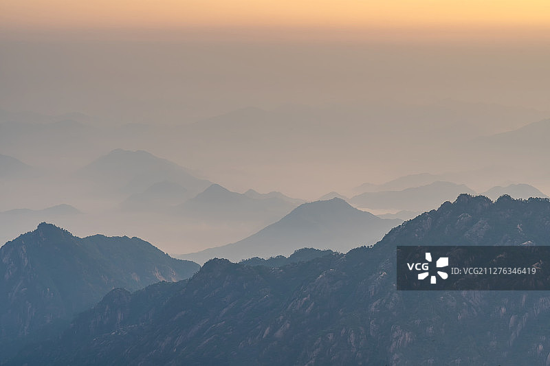 安徽省黄山风景区日出晨雾图片素材