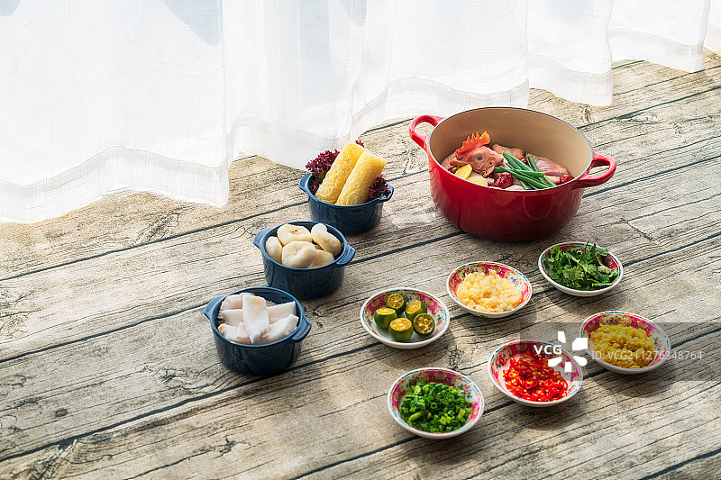 海南黎族特色美食椰子鸡图片素材