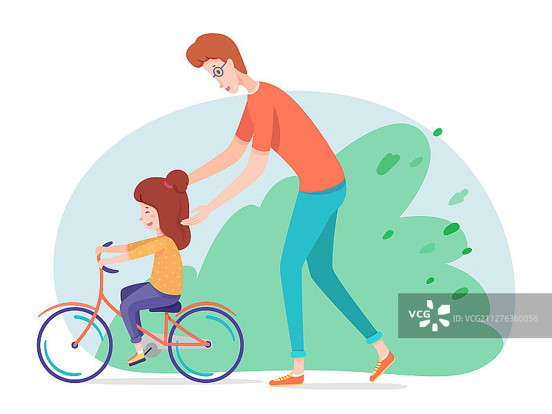 父亲教女儿在院子里骑自行车图片素材