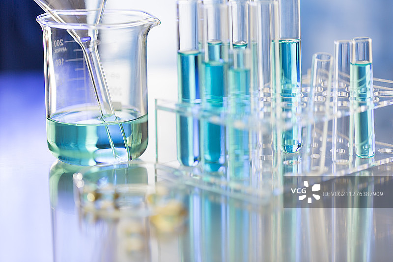 生物学实验器皿和药品胶囊静物图片素材