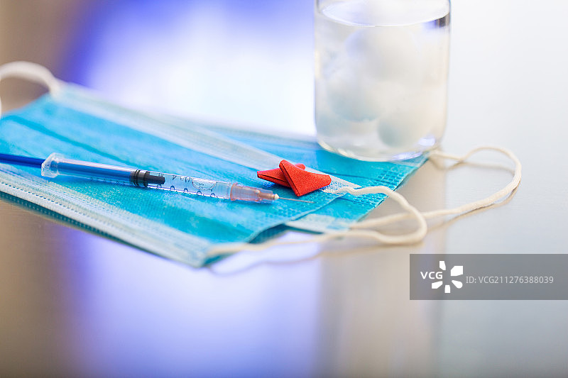 医用口罩、注射器、和心型折纸和医用酒精棉球静物图片素材