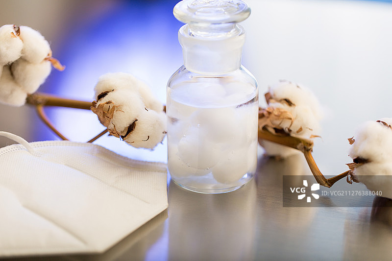 医用口罩、医用酒精棉球和原材料棉花静物图片素材