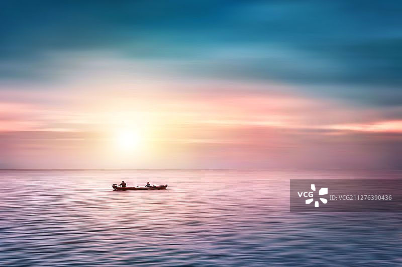 灿烂余晖下的泛舟图片素材