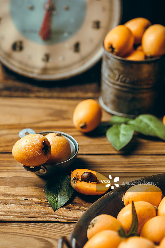 放在桌上的新鲜枇杷图片素材