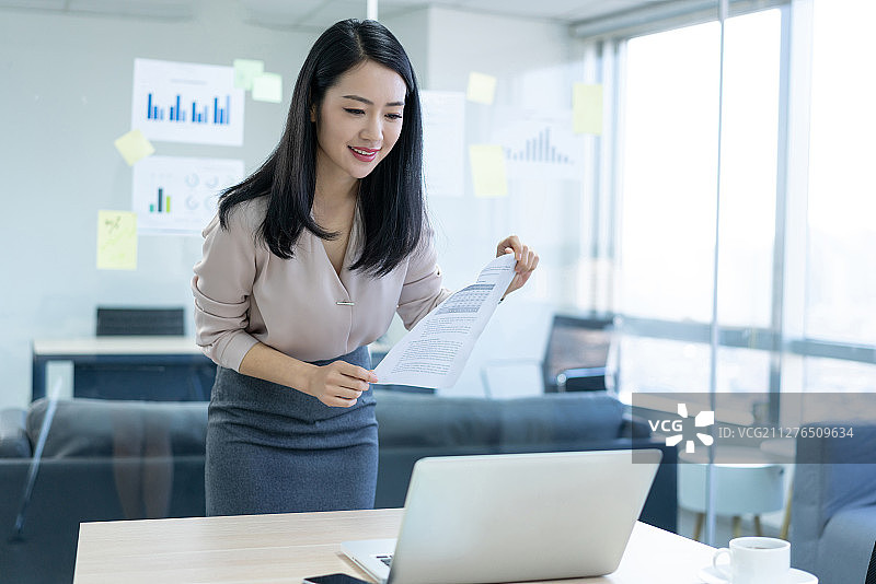 年轻商务女士使用电脑图片素材