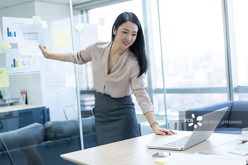 年轻商务女士使用电脑图片素材