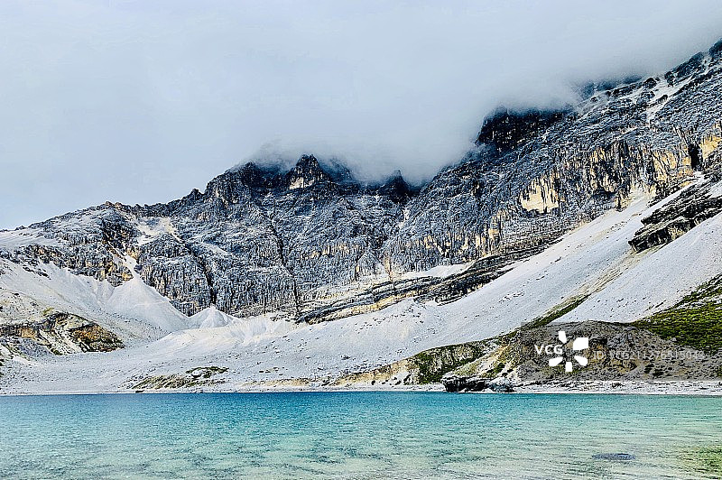 稻城亚丁著名的圣湖五色海图片素材