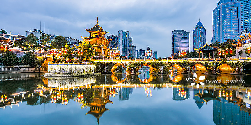 中国贵州贵阳甲秀楼建筑夜景风光图片素材