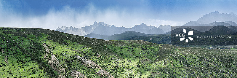 蓝天白云下的高原草地图片素材