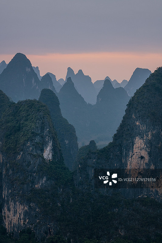 广西阳朔坪田老寨山日落图片素材