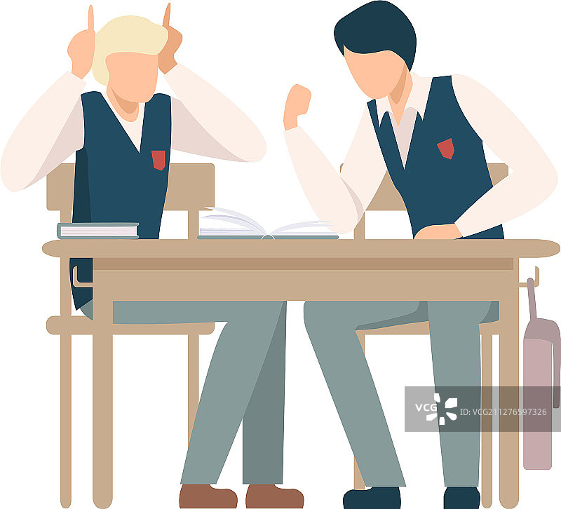 两个男孩坐在课桌旁交谈图片素材
