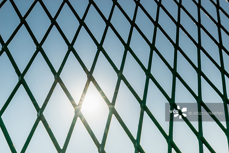 阳光下的铁丝网图片素材